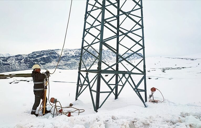 Siirt’te hava muhalefetinin neden olduğu, 12 köyü etkileyen elektrik arızası giderildi