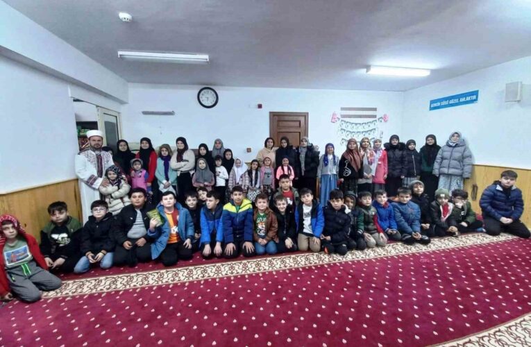 Simav’da mukabele, yatsı ve teravih namazına gelen çocuklara Cami Market’ten ücretsiz alışveriş