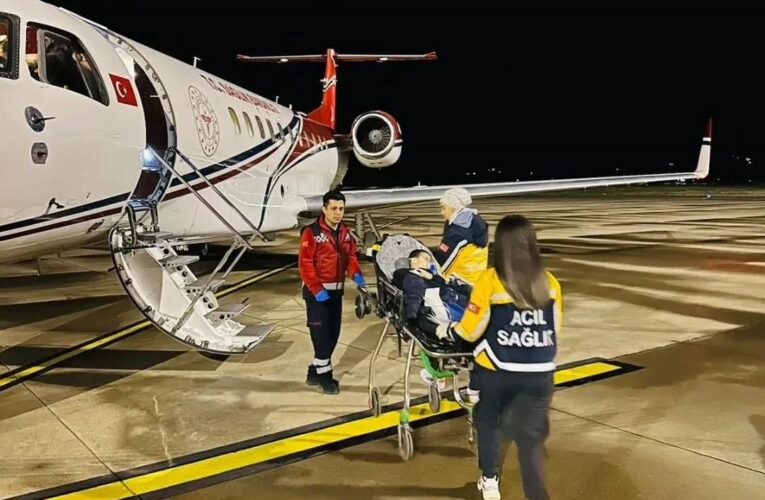 Şırnak’ta akciğer enfeksiyonu geçiren 2 yaşındaki çocuk ambulans uçakla Ankara’ya sevk edildi