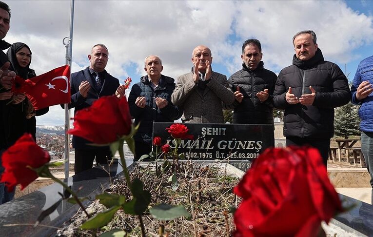 Sivas’ta meslektaşları gazeteci İsmail Güneş’i kabri başında andı