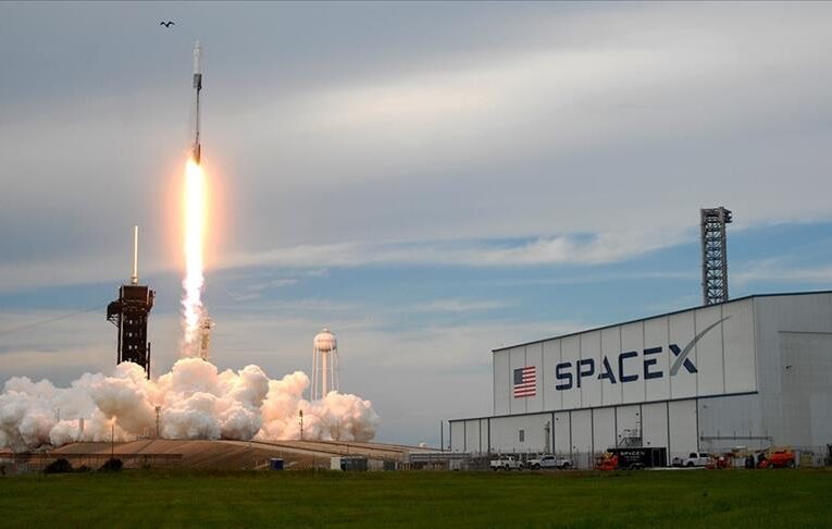 SpaceX, uzaya 22 Starlink uydusu fırlattı