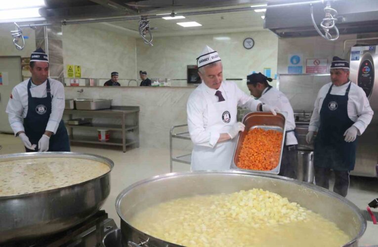 Tahmazoğlu vatandaşlar için kendi elleriyle yemek yaptı