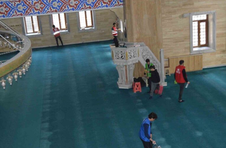 Tatvan’da gönüllülerden ramazan ayına özel camii temizliği