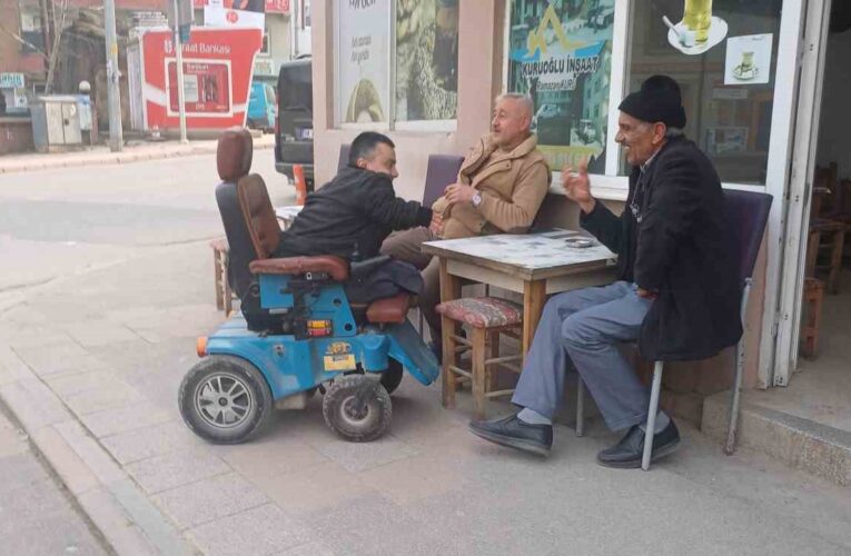 Tekerlekli sandalyesiyle kapı kapı gezip oy istiyor