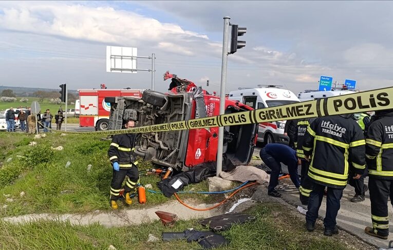 Tekirdağ’da minibüs ile tır çarpıştı, kaza yerine çok sayıda ambulans sevk edildi