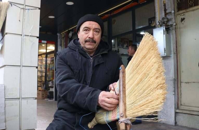 Teknolojiye direniyor, 40 yıldır satışını yapıyor