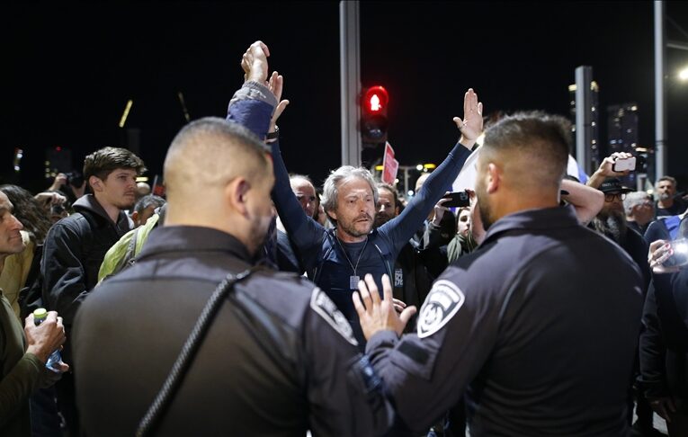 Tel Aviv’de binlerce İsrailli protestocu, Netanyahu’ya istifa çağrılarını yineledi