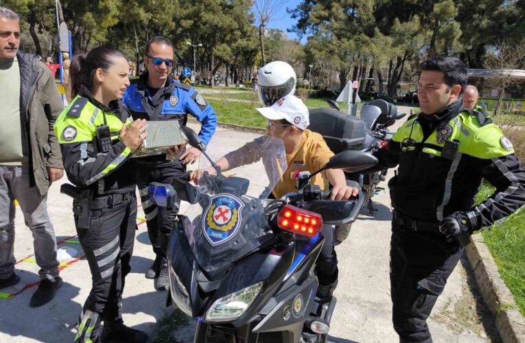 Trafik ekipleri Down sendromlu bireyleri ağırladı