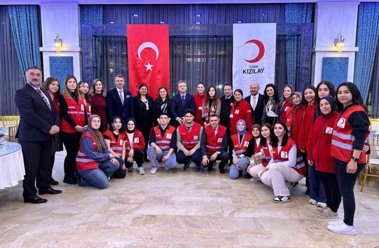 Türk Kızılay Manisa, Dünya Yetimler Günü’nde çocuklara iftar verdi