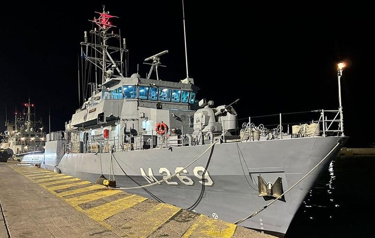 Türk mayın avlama gemileri TCG Anamur ve TCG Amasra Yunanistan’ın Pire Limanı’nda