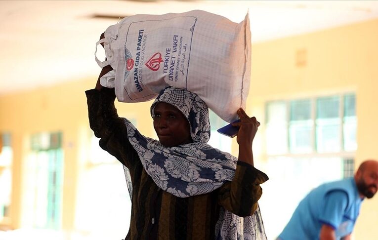 Türkiye Diyanet Vakfı, Kenya’da su kuyusu açtı, gıda yardımı dağıttı