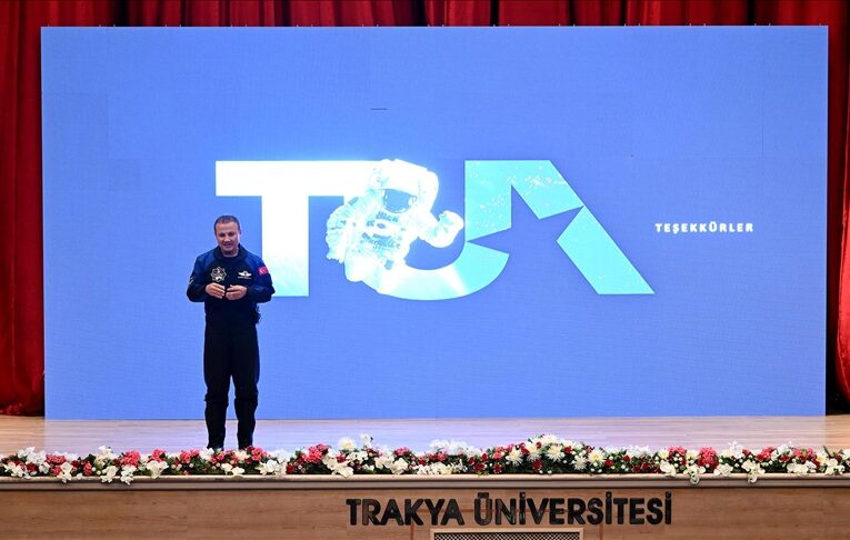 Türkiye’nin ilk astronotu Alper Gezeravcı, Edirne’de gençlerle buluştu