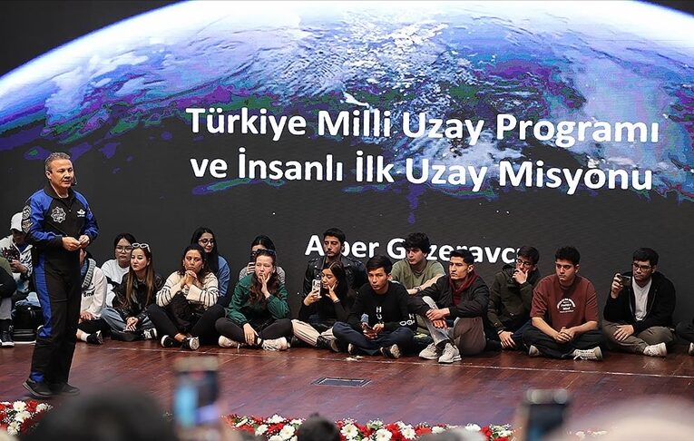 Türkiye’nin ilk astronotu Gezeravcı, Uşak’ta gençlerle buluştu