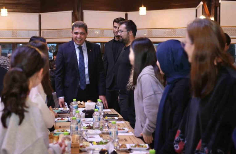 Vali Aslan sevgi evlerinde kalan çocuklarla iftar yaptı