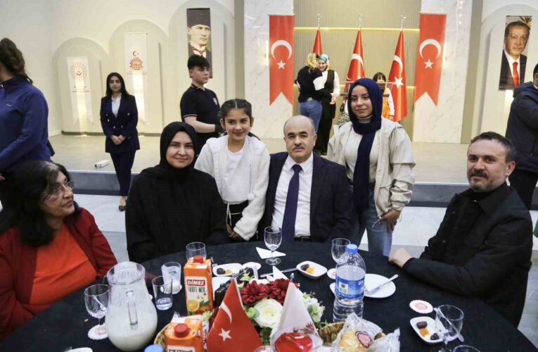 Vali Dağlı huzurevi sakinleriyle iftar yaptı