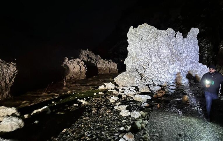 Van’da Çatak-Pervari kara yolu çığ nedeniyle kapandı