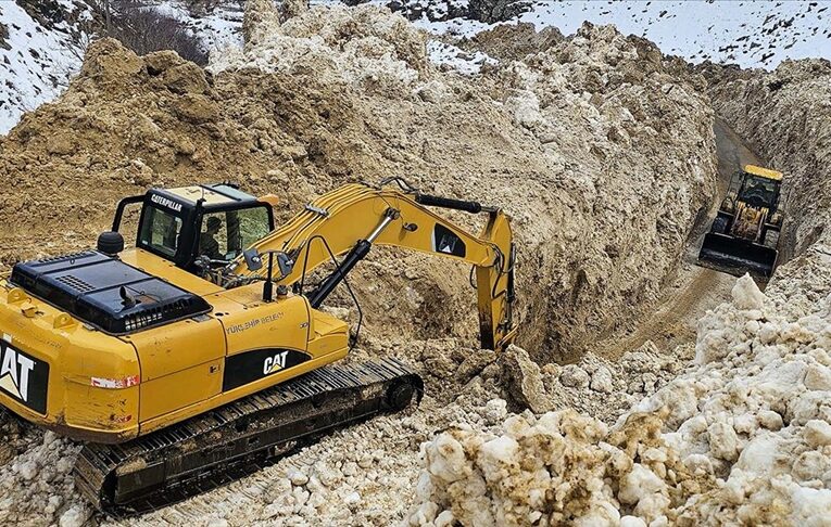 Van’da çığın düştüğü mahalle yolunda çalışma başlatıldı