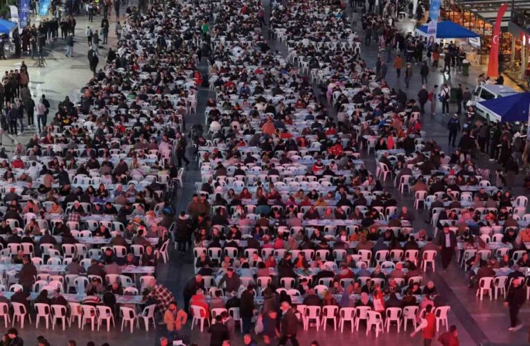 Vatandaşlar Aydın Büyükşehir Belediyesi’nin iftar sofralarında buluşuyor