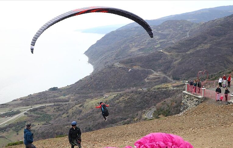 Yabancı turistlerin de keşfettiği Uçmakdere’de yamaç paraşütü uçuşlarının sayısı artıyor