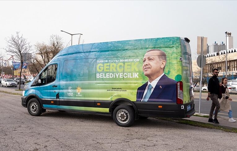 Yerel seçim kampanyalarında park halindeki araçlar billboard gibi kullanıldı