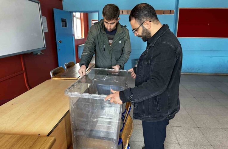 Yüksekova’da sandıklar okullara yerleştirildi