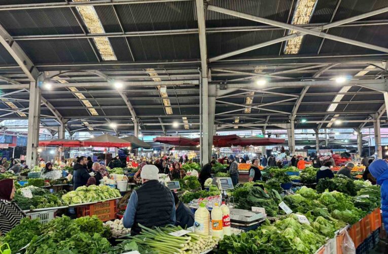 Zonguldak halk pazarında bezelye 100 liradan alıcı buldu