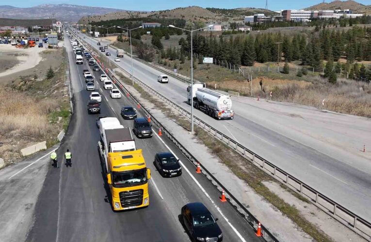 43 ilin geçiş noktasında bayram yoğunluğu: Araç trafiği yüzde 100’e ulaştı