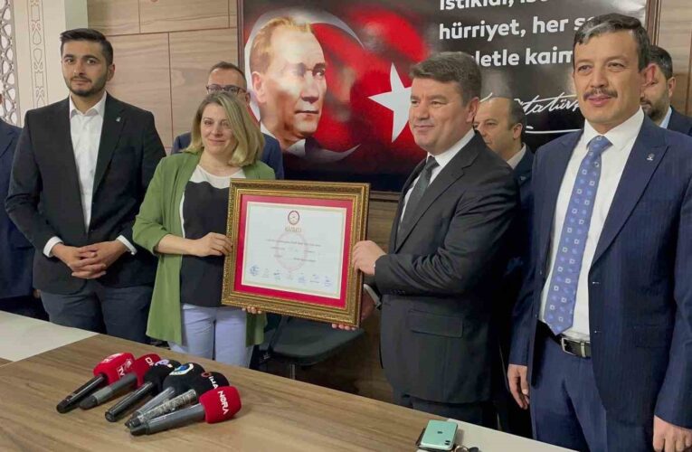 Aksaray Belediye Başkanı Dinçer mazbatasını aldı