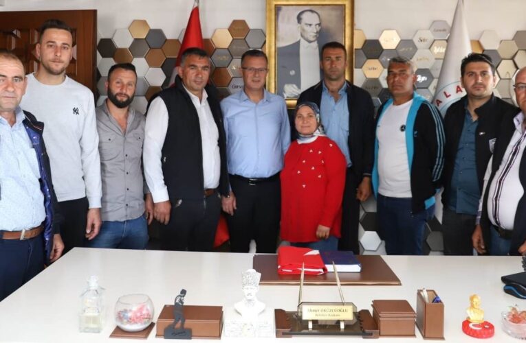 Alaşehir’in ilk kadın muhtarı göreve başladı