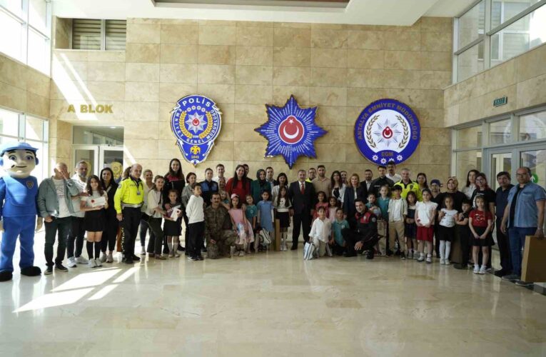 Antalya’da öğrenciler hayallerindeki polisi resme taşıdı