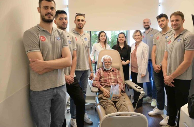 Arkaslı voleybolculardan onkoloji hastalarına ziyaret