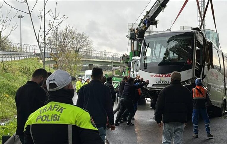 Bahçelievler’de devrilen servis minibüsündeki 6 polis hafif yaralandı