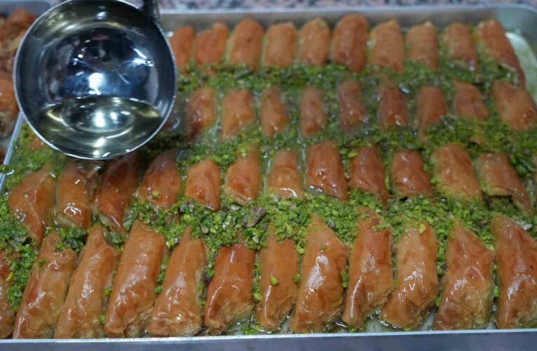 Baklavalar bayram sofraları için hazırlanıyor