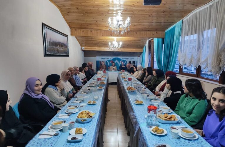 Bayburt Müftülüğü üniversite öğrencilerini iftarda ağırladı