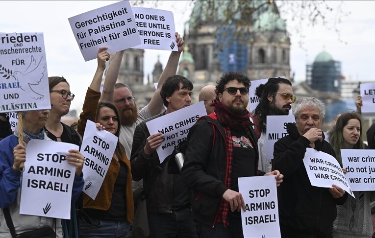 Berlin’de yaşayan İsrailliler, Gazze’deki savaşın sona ermesi için gösteri yaptı