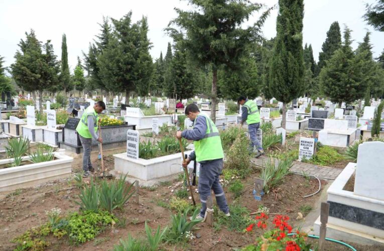 Burhaniye Belediyesi mezarlıkları bayram için hazırladı