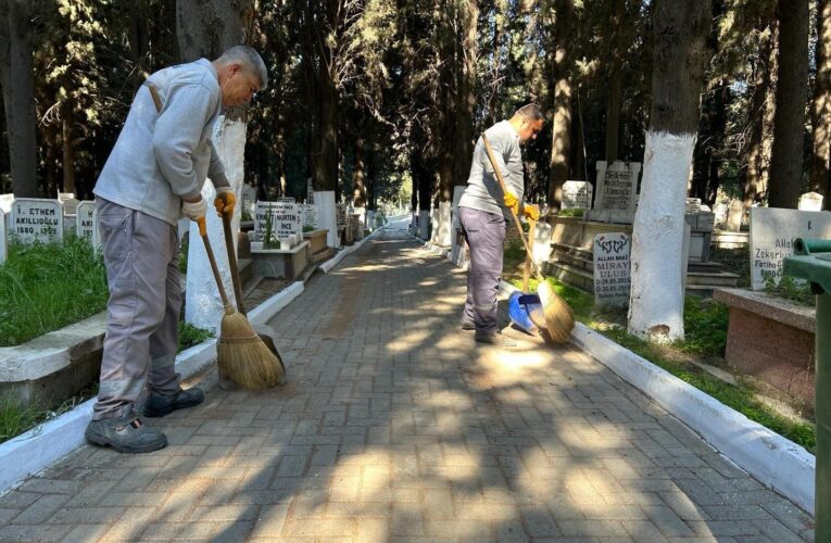 Edremit’te şehitlik ve mezarlıklara bayram bakımı