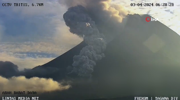 Endonezya’da Merapi Yanardağı’nda patlama