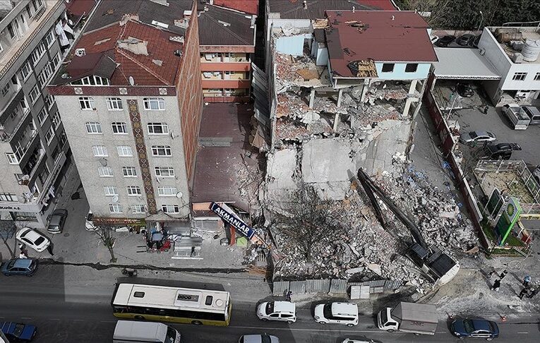 Esenler’de kentsel dönüşümdeki binadan kopan beton blok dükkanın üzerine düştü