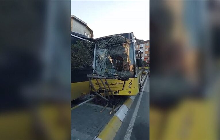 Gaziosmanpaşa’da gaz pedalı takılı kalan İETT otobüsü duraktaki 4 araca çarptı