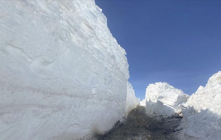 Hakkari’de kar nedeniyle kapanan üs bölgesinin yolu bir haftada açıldı