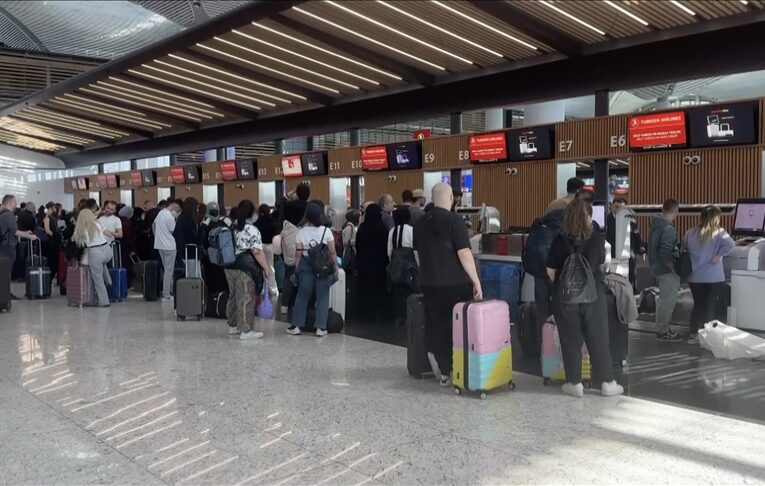 Havalimanları, otogarlar ve otoyollarda Ramazan Bayramı tatili yoğunluğu yaşanıyor