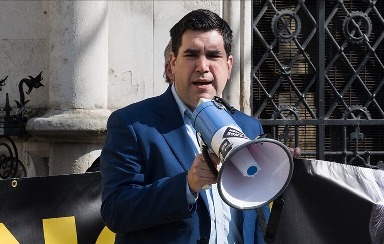 İngiliz milletvekili Burgon, Bakan Cameron’a Gazze’de dünkü saldırıda kullanılan silahları