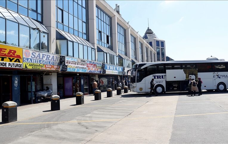 İstanbul Havalimanı’nda yoğunluk, otogarda ise sakinlik görülüyor