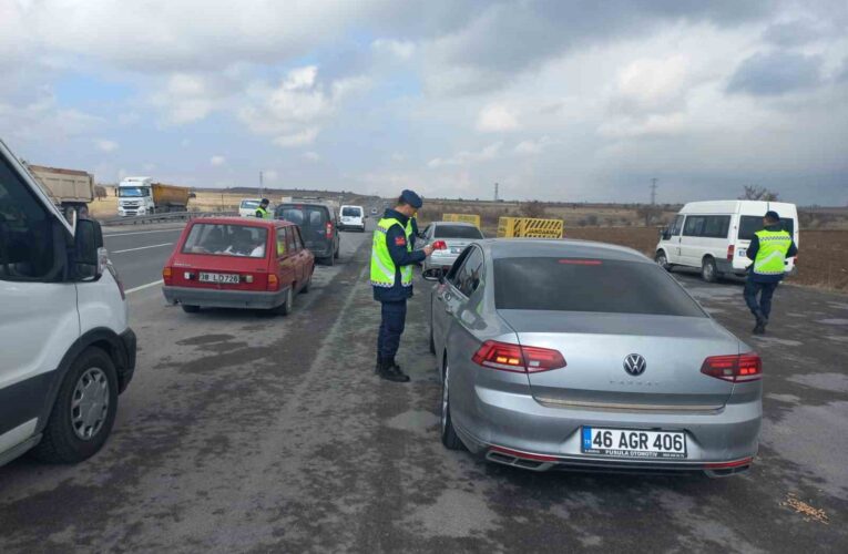 Jandarmanın trafik denetimleri devam ediyor