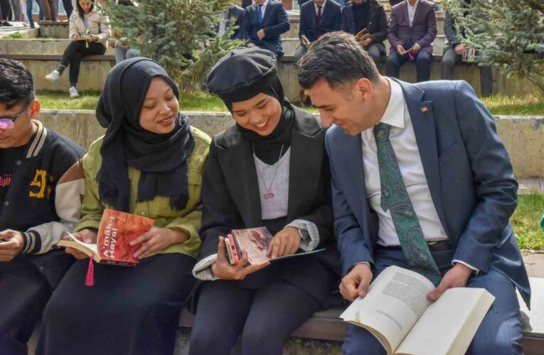 Kampüste kitap okuma etkinliğine öğrencilerden yoğun katılım