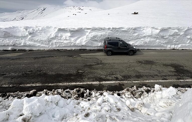 Kar ve tipi nedeniyle 4,5 aydır kapalı olan Ardahan-Ardanuç yolu ulaşıma açıldı