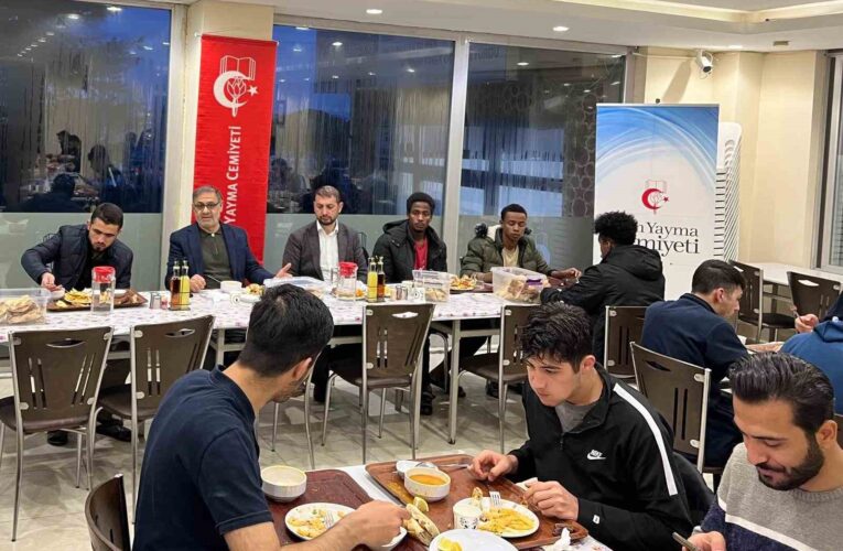 Kars İlim Yayma Cemiyeti öğrencilerle iftarda bir araya geldi