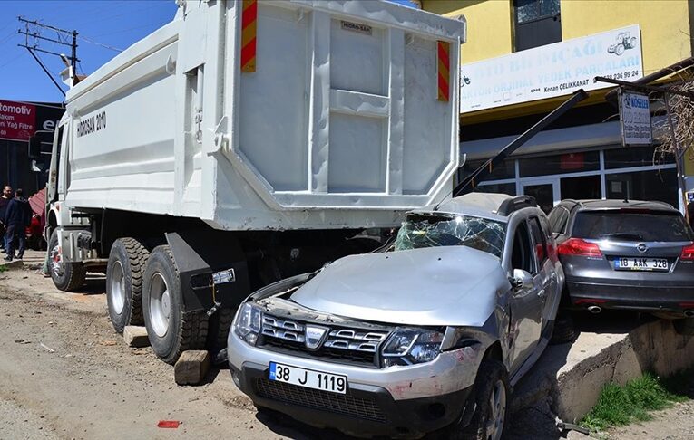 Kayseri’de freni boşalan kamyon 10 araç ve 4 iş yerine çarparak durabildi