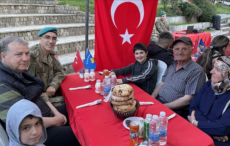 KFOR bünyesinde görevli Türk askeri, Kosova’da Kadir Gecesi dolayısıyla iftar verdi